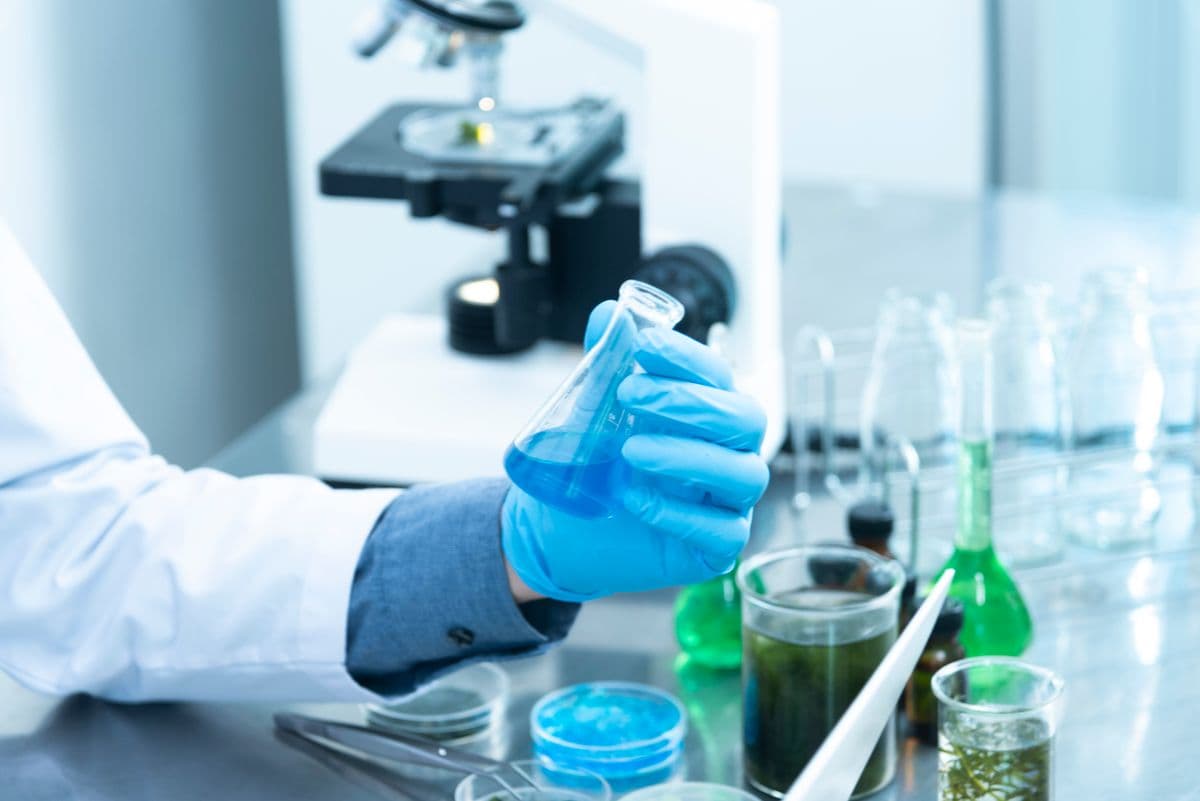 Pharmaceutical manufacturing facility with clean room equipment